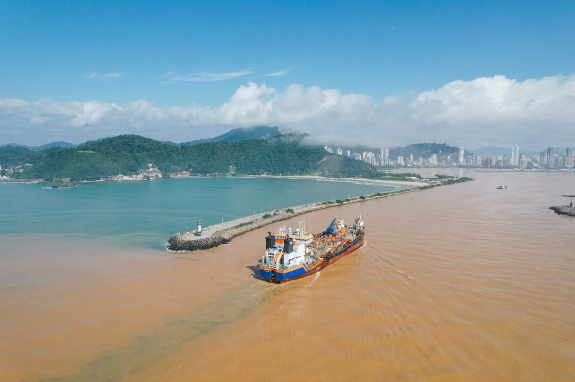 Dragagem em Itajaí já alcança aumento da profundidade do Porto